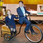 Pedro Delgado lleva en bicicleta a Salgueiro durante Fitur 2010