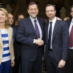 Rajoy felicita al nuevo alcalde de Vitoria, Javier Maroto, en presencia de Antonio Basagoiti y Arantza Quiroga