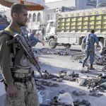 Un policía afgano vigila, ayer, una calle de Kandahar tras una explosión