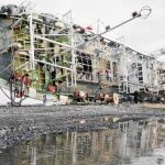 Una persona pasa delante de un pesquero, ayer en la ciudad de Hachinohe, en la prefectura de Aomori