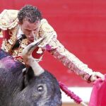 Rafaelillo trata de estirarse al natural entre las astas del segundo Miura