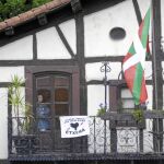 El ayuntamiento ha cambiado la bandera española por la ikurriña y un cartel en favor de los presos