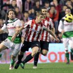 Muniain, autor de uno de los goles del Athletic, y Munitis pugnan por un balón