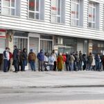 Cola del paro ante una oficina del SEPE