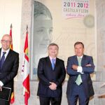 El consejero Juan José Mateos junto con los miembros de equipo, Juan Casado y Fernando Sánchez-Pascuala