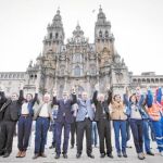 Los compostelanos se unieron ayer para celebrar el cumpleaños de la catedral de Santiago. En el centro, el alcalde compostelano y el arzobispo Julián Barrio