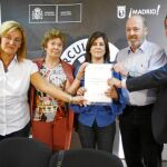 Representantes de las asociaciones lingüísticas muestran el borrador de la ley que pretenden que se apruebe
