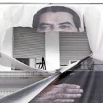 Un cartel del huido dictador Ben Ali aparece arrancado de la pared de un edificio del centro de la capital de Túnez