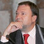 El alcalde, Alfredo Sánchez Monteseirín, durante el Pleno ordinario celebrado ayer, uno «de los 140» que lleva «a la espalda»