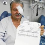 Asterio Recio fue el primer paciente madrileño en recibir ayer un documento informativo con el coste aproximado de su operación