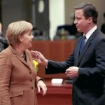 Angela Merkel, junto al primer ministro británico, David Cameron