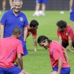 Gregorio Manzano, técnico rojiblanco, conversa con Miranda y Falcao durante el entrenamiento de ayer