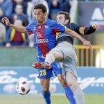 valdo controla la pelota ante el capitán del Espanyol, David García. El partido lo resolvió el Levante en la primera parte
