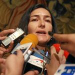 La ministra Sinde contesta las preguntas de los periodistas