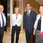 Elena Salgado, junto al presidente de la CNC (derecha) y los dos nuevos consejeros