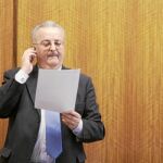 El exconsejero de Empleo, Antonio Fernández, durante una comisión en el Parlamento antes de dejar la Cámara andaluza