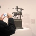 La muestra indaga en otras representaciones de la mujer en el arte más allá de la maternidad y como objeto de deseo