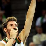 Rudy Fernandez besa su medalla en la final del EuroBasket 2011