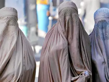 Tres mujeres ataviadas con burkas Tres mujeres ataviadas con burkas
