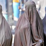 Tres mujeres ataviadas con burkas