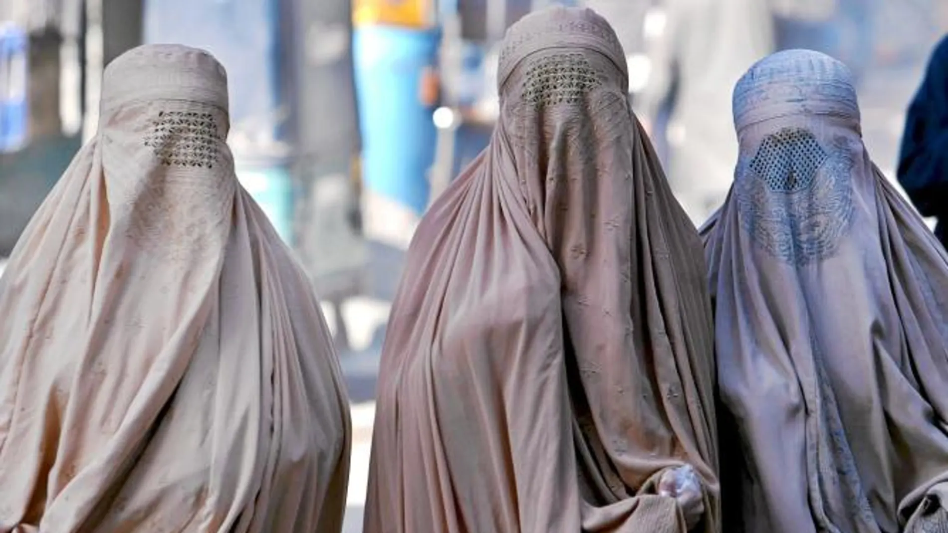 Tres mujeres ataviadas con burkas