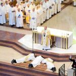 El rito central consistió en la ordenación de los tres sacerdotes, por parte del cardenal arzobispo de Barcelona, Lluís Martínez Sistach. Los tres prestaron juramento tras ponerse de cara a tierra como símbolo de humildad y de profunda oración.