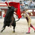 El madrileño firma un pase de pecho a su primer adversario de la tarde