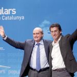 Fernández Díaz con el presidente de la Xunta, ayer en el mitin de Viladecans