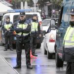 La Policía (a la izda.) ha desplegado un amplio dispositivo de vigilancia en el centro de Santiago para intimidar al autor del robo del «Códice Calixtino» (abajo)