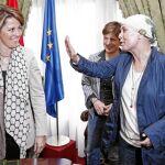 La alcaldesa en funciones del Ayuntamiento de Pamplona, Yolanda Barcina, se interesó ayer por la salud de Uxue Barkos