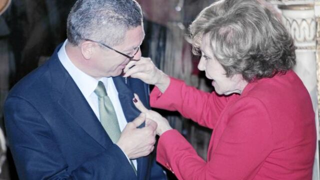 Laura Valenzuela impuso el galardón al alcalde de Madrid