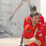 Rudy e Ibaka, en la visita de la Selección al barrio de La Viña, el más afectado por el terremoto del pasado mes de mayo en Lorca