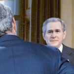 Bush mira el retrato que le hizo Mark Carder y que cuelga en el club privado de Filadelia Union League