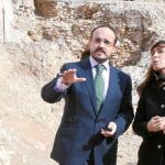 Sánchez-Camacho escucha las explicaciones del alcaldable del PP por Tarragona, Alejandro Fernández