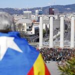 Un soberanista mira las cuatro columnas, cuyo impacto visual suscita diferencias