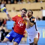 El central español José María "Chema"Rodríguez (i) intenta avanzar presionado por el egipcio Mustafa Hussein durante el partido España-Egipto, del grupo A del Mundial de balonmano de Suecia 2011