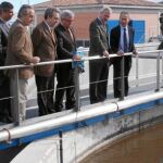 El presidente de la Comunidad, junto al consejero de Agricultura y los alcaldes de los municipios de Albudeite y Campos del Río, durante la inauguración de las depuradoras