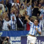 Santi Cazorla celebra el tanto que marcó al Athletic, otra vez de falta, y que dio los tres puntos a su equipo