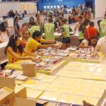 Uno de los pabellones de Ifema, ayer, durante el reparto de los materiales a los voluntarios internacionales