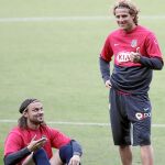 Diego Forlán y Ujfalusi, durante un entrenamiento con el Atlético. Los dos jugadores rojiblancos y Reyes podrían acabar en el Galatasaray