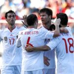 Xabi Alonso recibe la felicitación de Villa, Pedrito, Iniesta y Arbeloa en el partido ante Venezuela