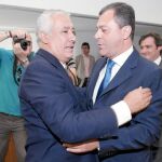 Javier Arenas felicita a José Luis Sanz, que repite como alcalde de Tomares