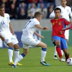 El jugador de la selección de Inglaterra sub'21 Marc Albrighton (C) disputa el balón con Thiago Alcantara (d) de España