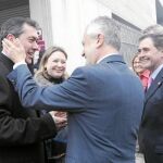José Antonio Griñán saluda a Juan Espadas junto a Joaquín Luque y Nieves Hernández