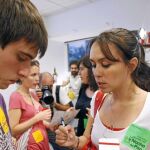 En el gran «casting», los que tenían habitaciones para alquilar llevaban un pegatina verde y los que buscaban piso, una naranja