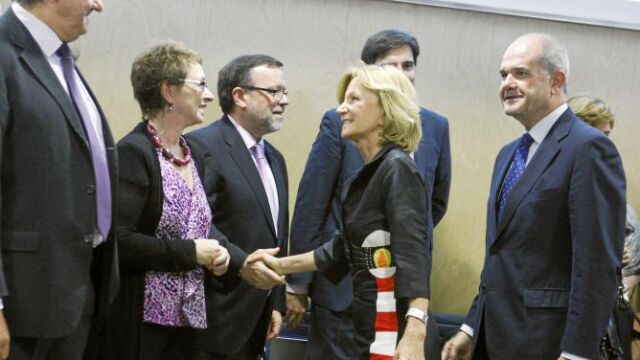 Carmen Martínez Aguayo saluda a Elena Salgado, ayer junto a los consejeros de Hacienda de las comunidades autónomas