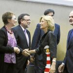 Carmen Martínez Aguayo saluda a Elena Salgado, ayer junto a los consejeros de Hacienda de las comunidades autónomas
