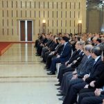 Fotografía facilitada por la agencia siria de noticias SANA del presidente sirio, Bachar al Asad (i), reuniéndose con miembros del comité central del partico Baath y con representantes de varios sindicatos en Damasco, Siria