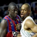El pívot senegalés del Regal FC Barcelona Boniface Ndong (i) y el pívot del Union Olimpija Ljubljana Aloysius Anagonye