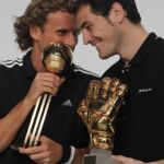 Forlán e Iker recogen el Balón y el Guante de Oro en Alemania